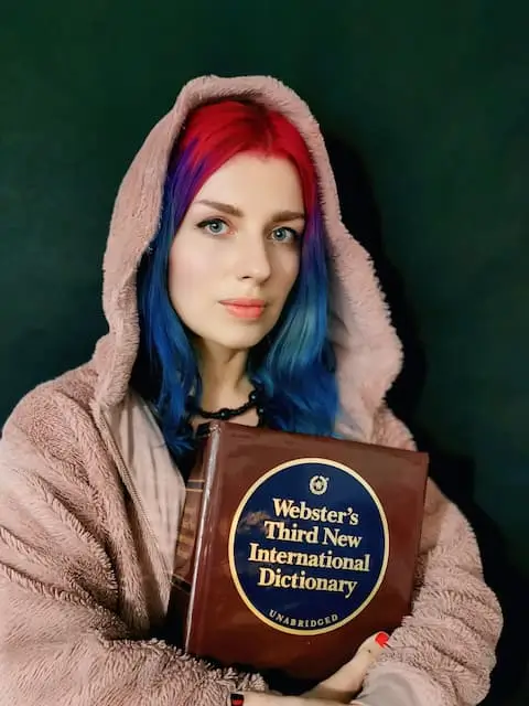 młoda kobieta nauczycielka angielskiego trzymająca słownik