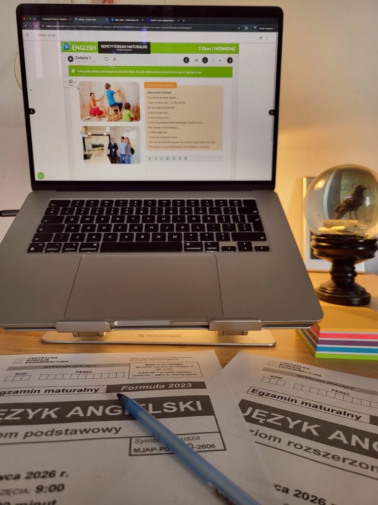 arkusze maturalne do matury podstawowej i rozszerzonej oraz materiały online na ekranie laptopa - kulisy pracy korepetytora języka angielskiego