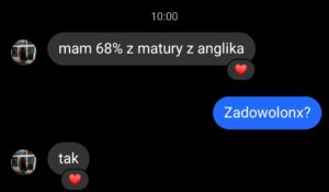 Obrazek przedstawia rozmowę pomiędzy uczennicą Karo the Tutor, lektorki języka angielskiego przygotowującej do matury z angielskiego na poziomie podstawowym i rozszerzonym w sposób kompleksowy, bo obejmujący także solidne przygotowanie do matury ustnej. Uczennica chwali się "mam 68% z matury z anglika". Nauczycielka dała jej serduszko i pyta "zadowolona", a uczennica odpowiada "Tak". To wynik z matury próbnej z angielskiego uczennicy, która należy do słabszych uczniów.