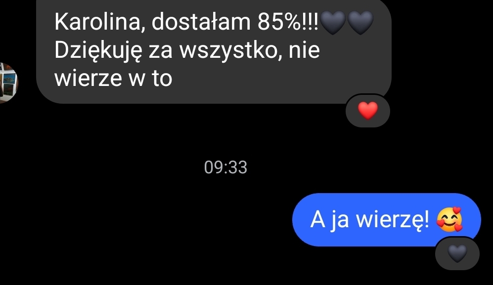 Uczennica poprawiła wynik matury próbnej na maturze w maju - z 68% na 85% z części pisemnej i się tym chwali pisząc "Karolina, dostałam 85%!!! [dwie emotki serduszka] Dziękuję za wszystko, nie wierzę w to" na co lektorka angielskiego Karo the Tutor odpowiedziała serduszkiem i napisała "A ja wierzę" i dała emotkę otoczoną serduszkami.