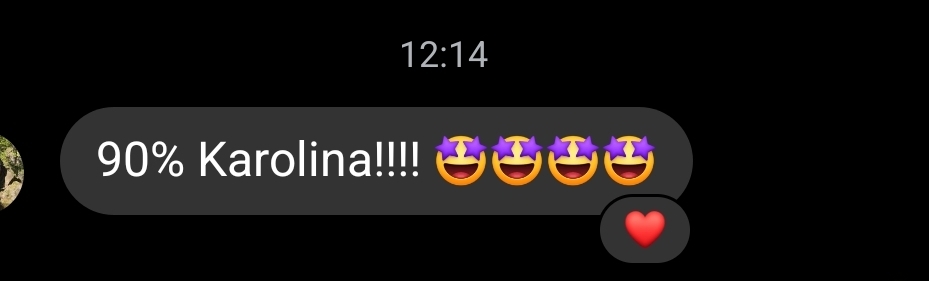 Screenshot z messengera pokazuje wynik matury ustnej uczennicy, która miała bardzo niski poziom języka angielskiego na początku nauki. Mama się chwali "90% Karolina!!!! [emotki z gwiazdkami w oczach]". Ogromne osiągnięcie i postęp uczennicy dzięki pracy Karoliny Warchoł - nauczycielki z Cieplic i Jeleniej Góry.